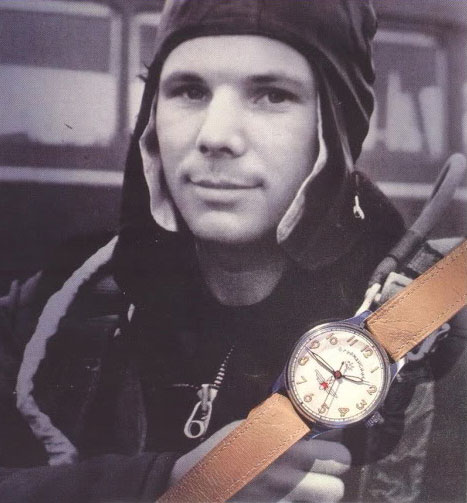 Юрий Гагарин со своими часами "Штурманские"