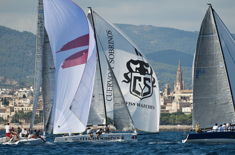 Cuervo y Sobrinos пересекает воды Пальмы де Майорки на борту Melges