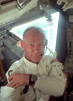 Базз Олдрин с часами Omega Speedmaster
