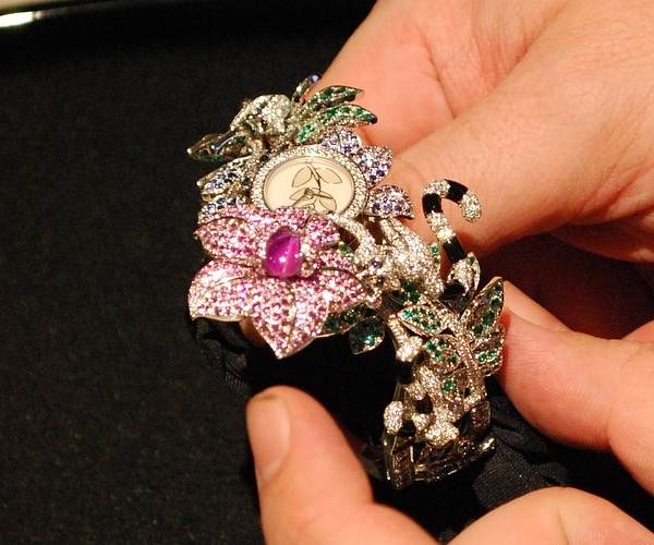 часы Van-Cleef-Arpels-Les-Voyages-Extraordinaires-High-Jewellery-Timepieces-Decor-Makis-open
