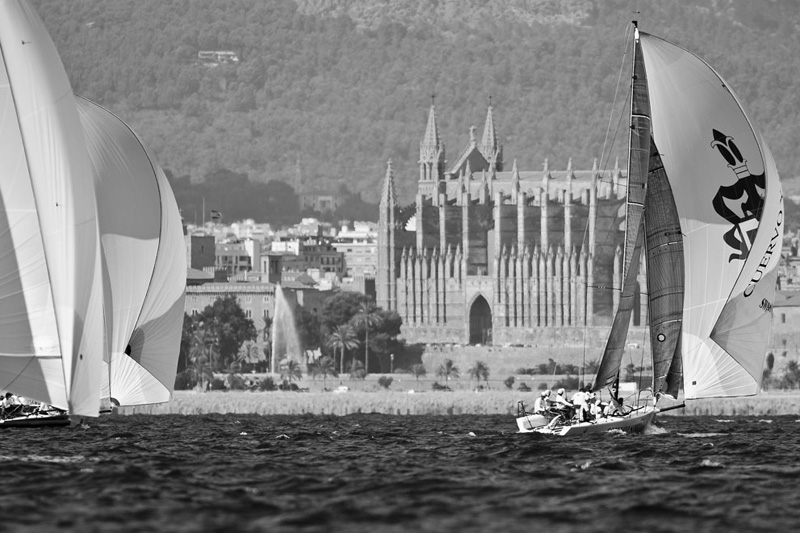 Cuervo y Sobrinos пересекает воды Пальмы де Майорки на борту Melges