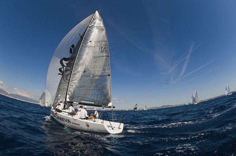 Cuervo y Sobrinos пересекает воды Пальмы де Майорки на борту Melges