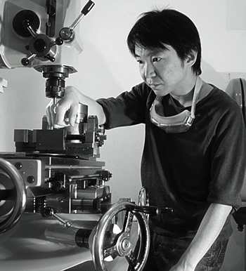 Hajime Asaoka в своей мастерской