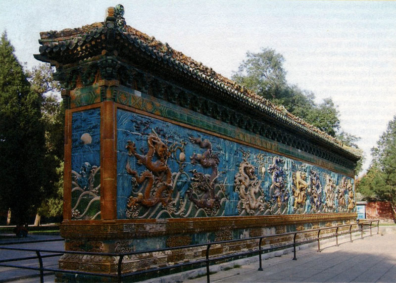 «Стена Девяти Драконов» в парке Бэйхай. Пекин.