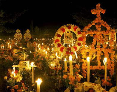 праздник под названием День мертвых (по-испански Día de los Muertos)
