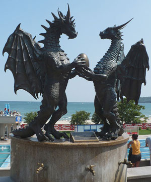драконы с яйцом познания - скульптура в Варне (Болгария)