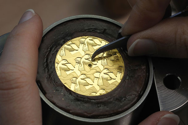 гравировка циферблата часов Métiers d’Art Dove