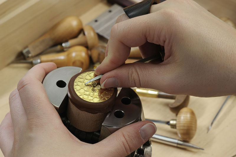 гравировка циферблата часов Vacheron Constantin Métiers d’Art - Les Univers Infinis Shell