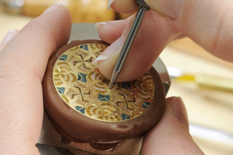 гравировка циферблата часов Vacheron Constantin Métiers d’Art - Les Univers Infinis Shell