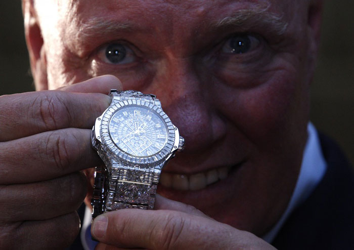 Жан-Клод Бивер с часами Hublot 5 Million Dollar Big Bang Жан-Клод Бивер с часами Hublot 5 Million Dollar Big Bang