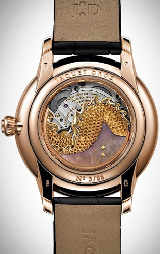 задняя сторона часов Jaquet Droz Petite Heure Minute Relief Dragon (Ref. J005023271)