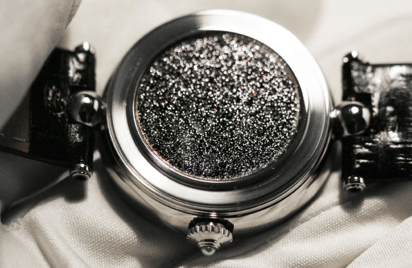 задняя сторона часов Angular Momentum Sparkling