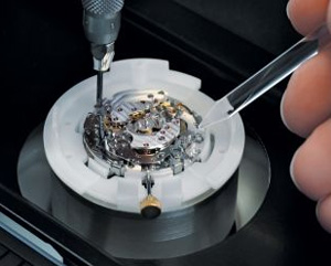 процесс сборки механизма часов Breitling