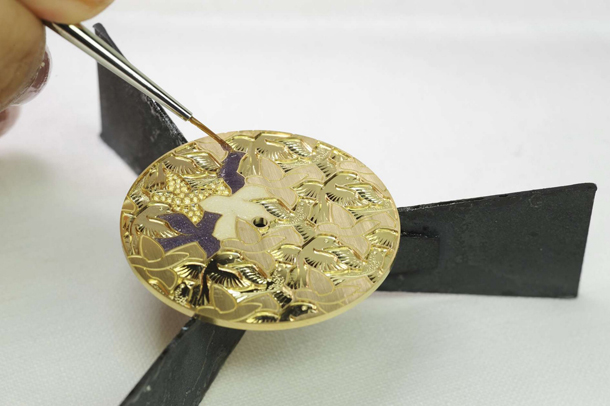 процесс нанесения эмали на циферблат часов Métiers d’Art Dove