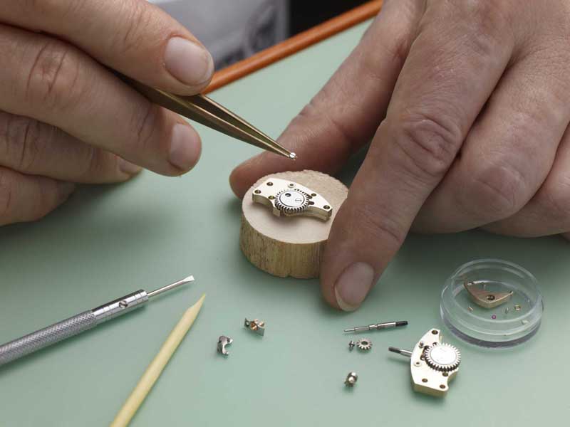 процесс сборки часов Moritz Grossmann