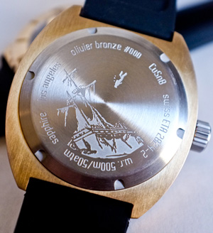 задняя сторона часов Bronze Diver