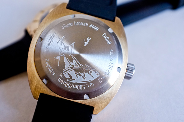задняя сторона часов Bronze Diver задняя сторона часов Bronze Diver