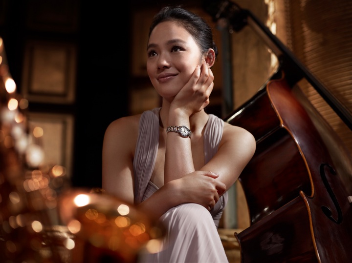 Фрагмент фотосессии для рекламы компании Raymond Weil — красавица Чжоу Юн затмила блеск саксофона и полированного корпуса контрабаса.