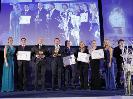 Симон Шумахер и Стефан Майер-Ширнинг, представители компании Arnold & Son, получили 1-ю награду за часы HMS Lady на выставке ViennaTime 2012 в категории «Лучшие Женские Часы»