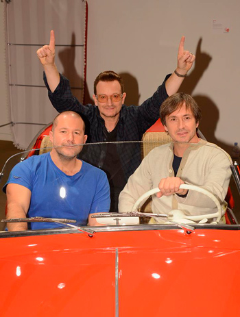 Джони Айв, Боно и Марк Ньюсон в автомобиле Fiat Jolly (RED)