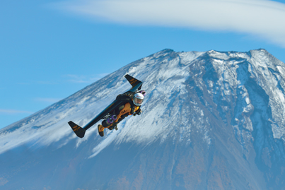 Джетмен от Breitling Ив Росси на фоне горы Фудзи