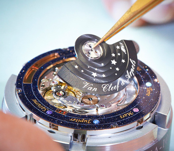 задняя сторона часов Van Cleef and Arpels Midnight Planétarium Poetic Complication