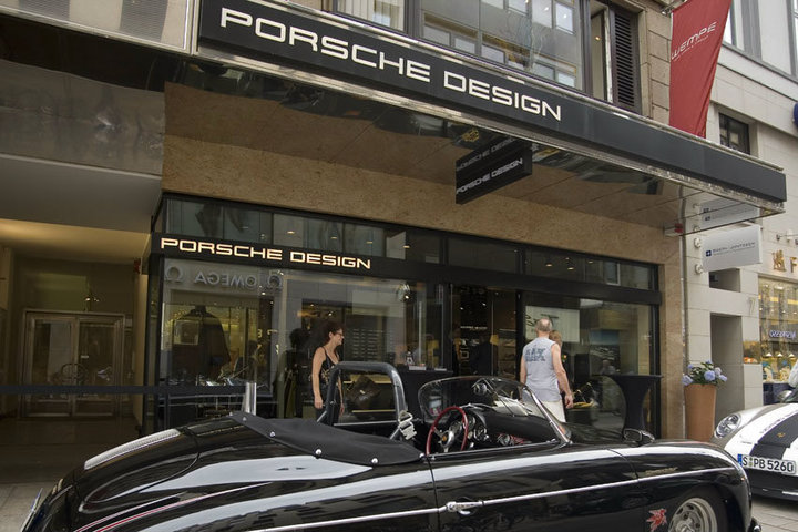 Бутик часов Porsche Design. Пройти мимо него не удастся, ведь искушение слишком велико!