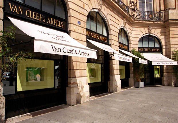 Современный вид бутика Van Cleef & Arpels. Навесы для защиты от солнышка над витринами сделали, а вот глаза прохожих ничто не спасет от завораживающего блеска украшений за стеклом.