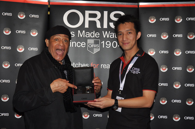 Великий джазовый музыкант Эл Джерро в восторге от часов Oris Jazz Watch. Великий джазовый музыкант Эл Джерро в восторге от часов Oris Jazz Watch.