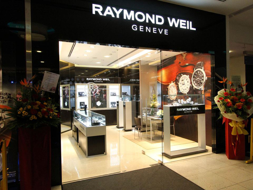 В бутиках Raymond Weil так много изображений музыкальных инструментов, что покупателю не сразу понятно, куда он попал — в часовой магазин или оркестровую яму. В бутиках Raymond Weil так много изображений музыкальных инструментов, что покупателю не сразу понятно, куда он попал — в часовой магазин или оркестровую яму.