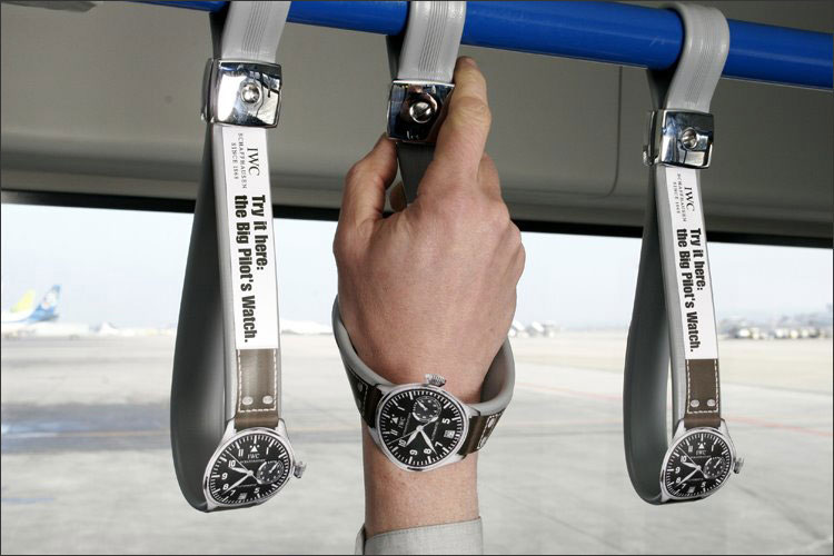 часы Big Pilots - натакую оригинальную лямку невозможно не обратить внимание. Фото сделано в немецком автобусе