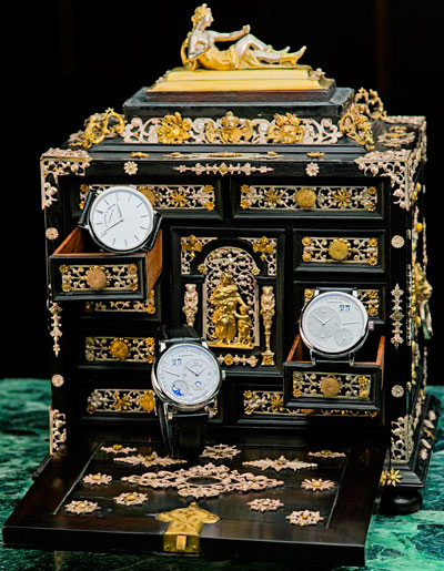 Часы с турбийоном были выставлены вместе с астрономическими настольными часами Иеремии Пфаффа, изготовленными в конце XVII века
