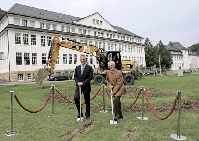 Вильгельм Шмидт (слева) и Вальтер Ланге (справа) на торжественной церемонии закладки первого камня, которая состоялась 5 сентября 2012 года