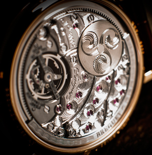 задняя сторона часов Breguet Classique Tourbillon Extra-Thin