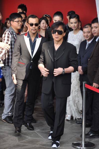 Джеки Чан во время пресс-конференции по случаю премьеры фильма «Доспехи бога: Миссия Зодиак» в часах UR-202 AlTiN