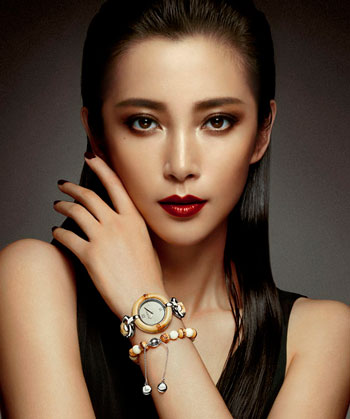 Ли Бинг Бинг (Li Bingbing) с экологическими часами Li Bingbing Bamboo от Gucci