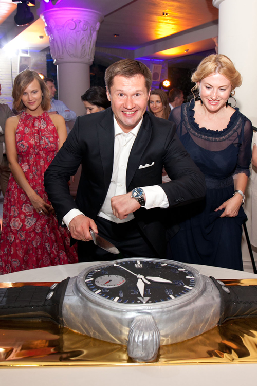 Что подарила компания IWC олимпийскому чемпиону Алексею Немову на праздник?