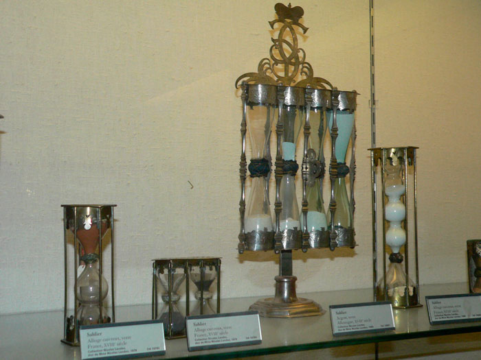 Старинные песочные часы различных конструкций в Лувре