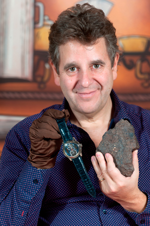 Жан-Мари Шаллер (Jean-Marie Schaller) с метеоритом Qatar 001