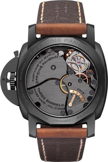 С обратной стороны часы Panerai Luminor 1950 Tourbillon GMT Ceramica (PAM 000396) не менее великолепны. С обратной стороны часы Panerai Luminor 1950 Tourbillon GMT Ceramica (PAM 000396) не менее великолепны.