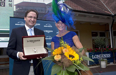 Айнис Уолрафф была награждена часами Longines за самую элегантную шляпу