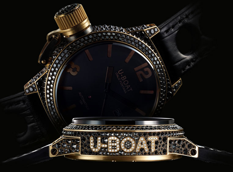 Часы Black Swan – необычная для  U-Boat новинка 2012 года, первая в истории компании модель для мужчин, богато украшенная бриллиантами. Итальянские часы, поражающие воображение своей роскошью и нестандартным подходом.