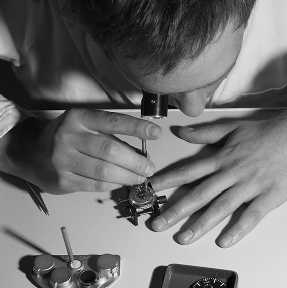 процесс сборки механизма часов Bell & Ross