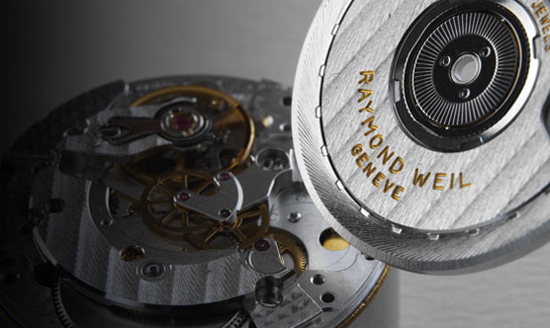 «Сердце» часов Raymond Weil — механизм, украшенный именной гравировкой компании.