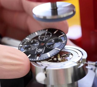 Процесс сборки часов TAG Heuer