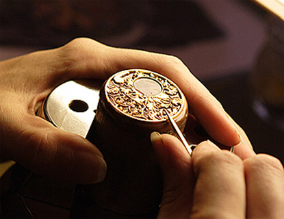 процесс изготовления лака для часов Van Cleef & Arpels