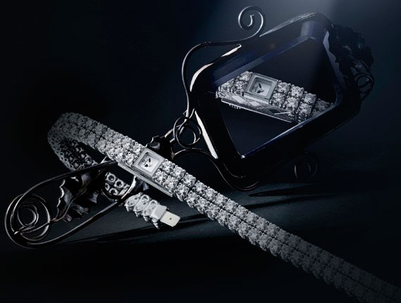Дамские часы «The Queen’s Diamond Jubilee» от Jaeger-LeCoultre созданные в честь бриллиантового юбилея правления британской королевы Елизаветы II Дамские часы «The Queen’s Diamond Jubilee» от Jaeger-LeCoultre созданные в честь бриллиантового юбилея правления британской королевы Елизаветы II