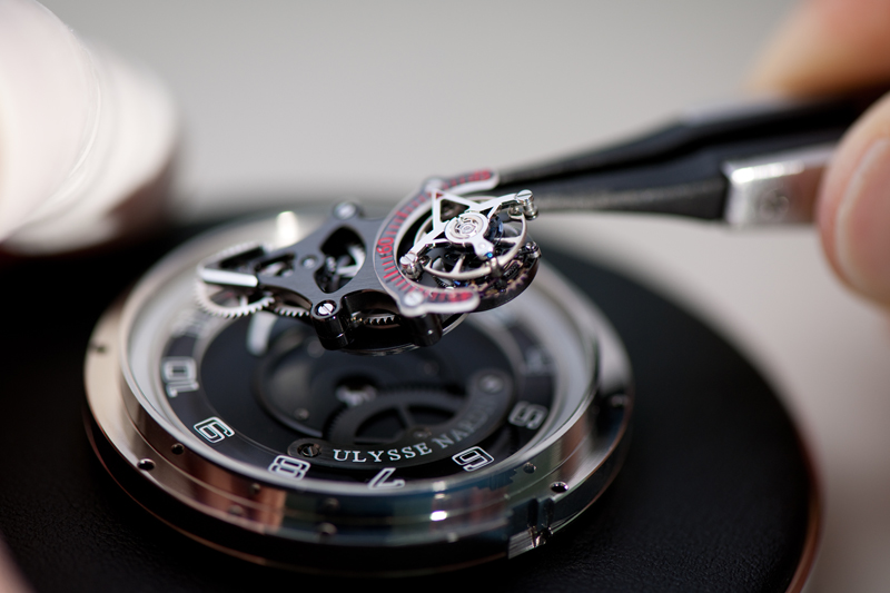 Процесс сборки механизма часов Ulysse Nardin