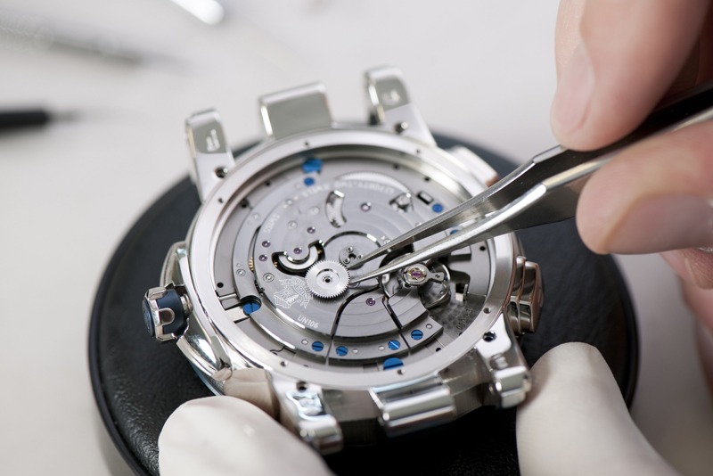 Процесс сборки механизма часов Ulysse Nardin