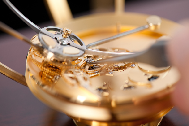 Процесс сборки механизма часов Ulysse Nardin